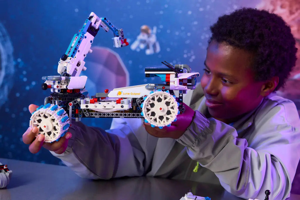 LEGO - Technic Lunar Outpost Moon Rover 42211