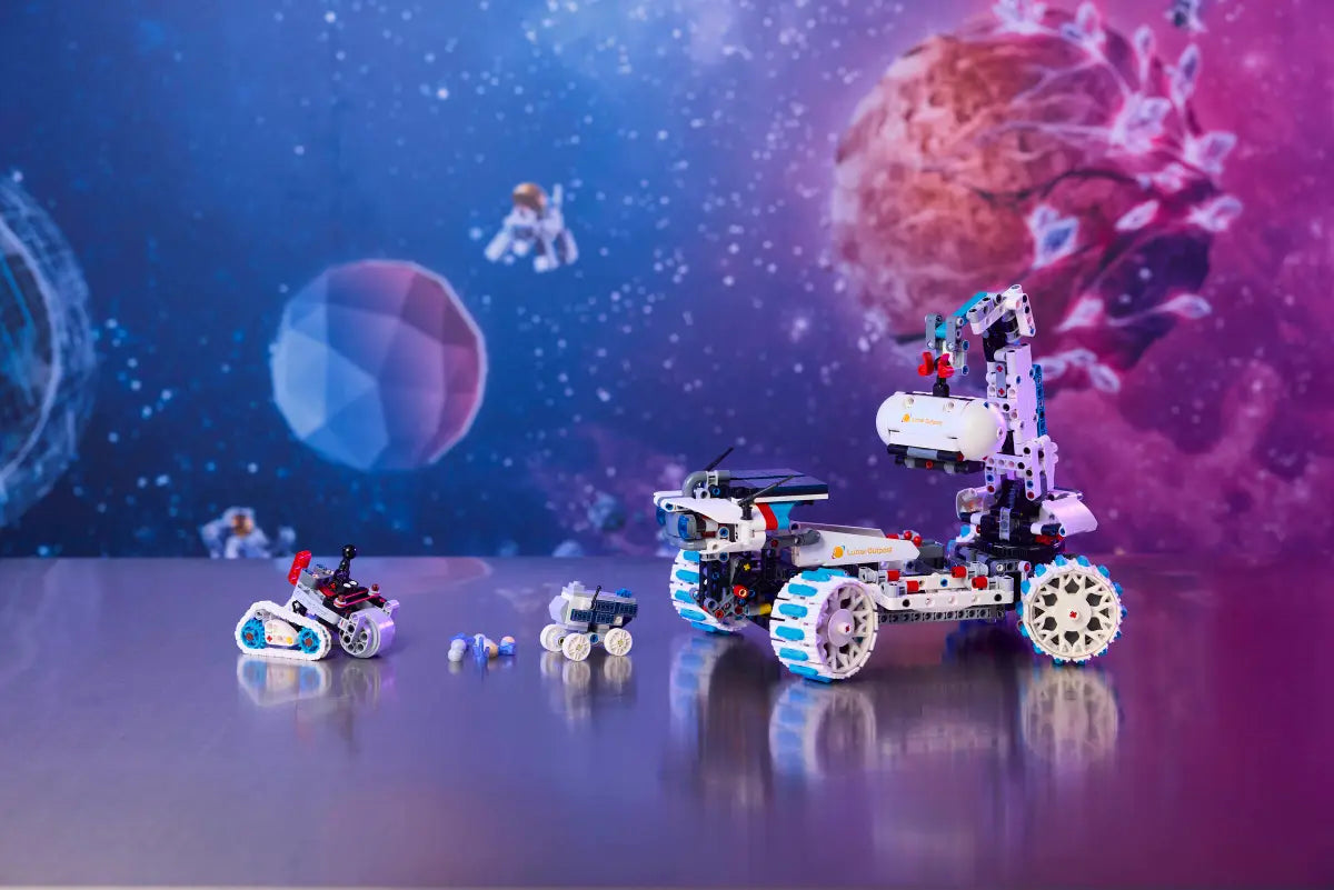 LEGO - Technic Lunar Outpost Moon Rover 42211