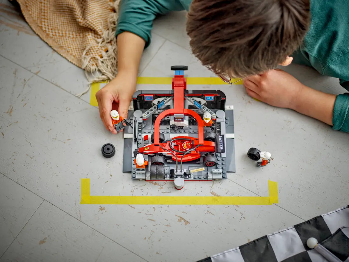LEGO - City F1 Pit Stop & Pit Crew with Ferrari Car 60443