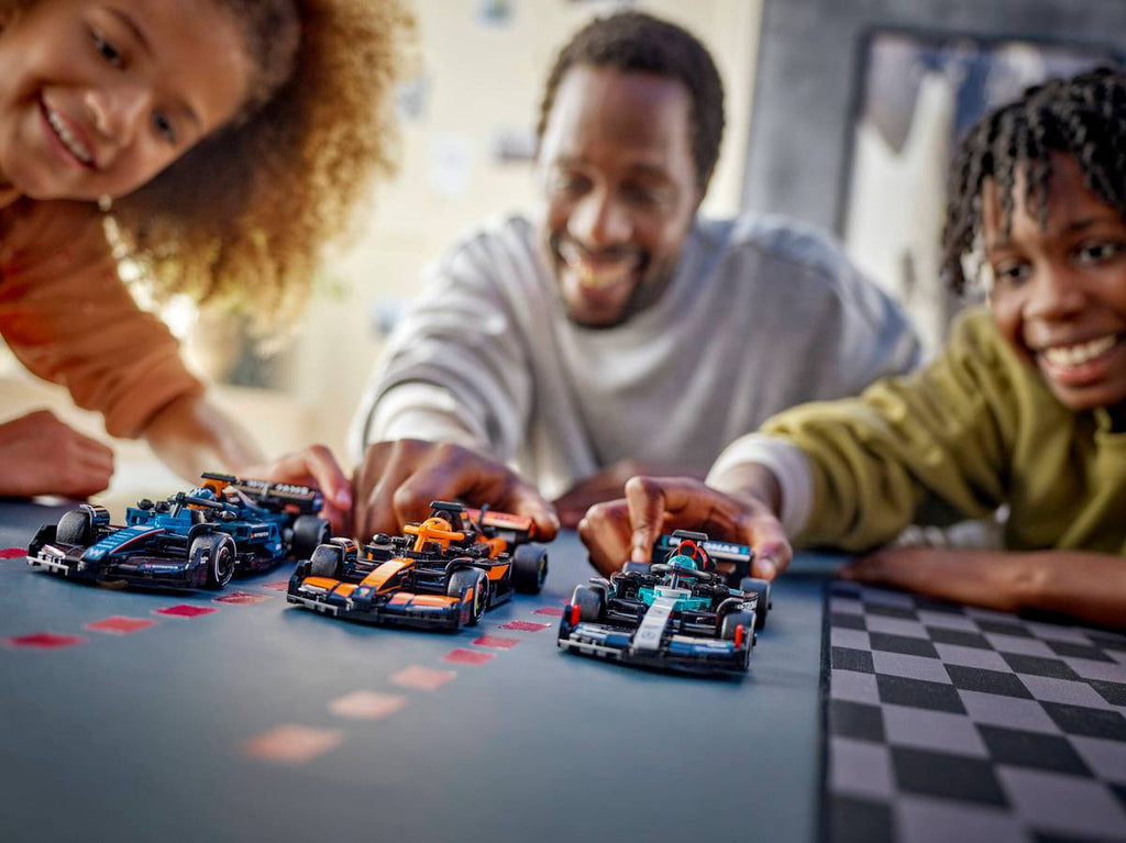 LEGO- Mercedes-AMG F1 W15 Race Car 77244