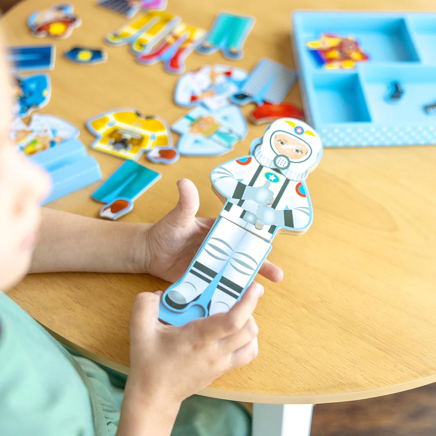 Melissa & Doug - Julia Magnetic Dress-Up